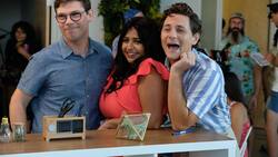 Ryan (Ryan O'Connell) mit seinen Freunden Kim (Punam Patel) und Michael Baral (Augustus Prew) in der Netflix-Serie «Ein besonderes Leben».