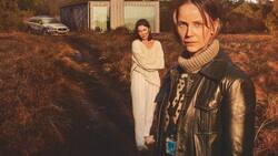 In Hassliebe vereint: Iris (Sofia Helin, r.) mit Schwester Kattis (Hedda Stiernstedt).