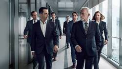 Jeremy Strong (vorne links) gewann einen Golden Globe als bester Serien-Hauptdarsteller Drama und Sarah Snook (r.) als beste Nebendarstellerin im Bereich Serie, Miniserie oder Fernsehfilm.