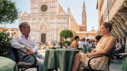In Florenz ahnt Cameron (Tom Hollander) noch nicht, dass er Iris (Niamh Algar) bald quer durch Italien jagt.