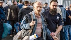 Neonazi Klaus Bäumer (Richard Sammel, l.) kommt frei, obwohl er einen Teenager totgeprügelt hat.