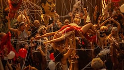 Crowdsurfing ist nix dagegen: Nellie (Margot Robbie) geniesst das Bad in der Partymenge.