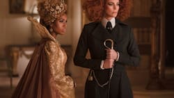 Kerry Washington (l.) und Charlize Theron trimmen Haare und Schützlinge.
