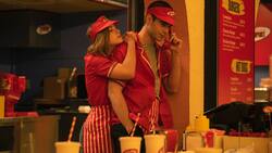 Das Mauerblümchen (Clara Galle) und der Macho (Julio Peña).