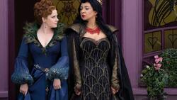 Hokuspokus: Giselle (Amy Adams, l.) mit der bösen Malvina Monroe (Maya Rudolph).
