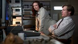 News im Blut: Helen (Anna Torv) und Dale (Sam Reid) bei der Arbeit.