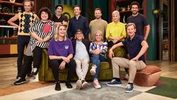 Olaf Schubert, Torsten Sträter, Bully Herbig, Ralf Schmitz, Ina Müller, Elias M’Barek (hinten v. l.) ; Meltem Kaptan, Hazel Brugger, Otto Waalkes, Mirja Boes, Michael Kessler (vorne v. l).