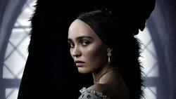 Graf Orlok (Bill Skarsgård) hat ein Auge auf Ellens (Lily-Rose Depp) Hals geworfen.
