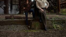 Grace Poe (Maura Tierney) und  Del Harris (Jeff Daniels) in «American Rust».