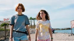 Weg von den Eltern: Valeska (l.) und Lena flanieren in der Sonne von Kreta.