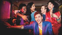 Eine lebensfrohe und kunterbunte Clique: Roscoe (Omari Douglas), Ash (Nathaniel Curtis), Ritchie (Olly Alexander), Colin (Callum Scott Howells), Jill (Lydia West, v.l.).