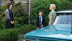 Celine (Anne Hathaway, l.) geht zu Alice (Jessica Chastain) auf Distanz.