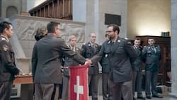 Feierlich: Luka Popadić (r.) wird zum Hauptmann befördert.
