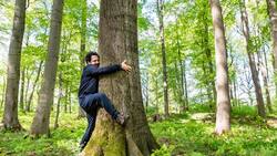 «Waldbaden»: Fahri umarmt den Baum erst zögerlich, danach aber umso herzhafter.