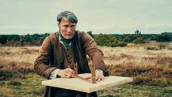 Ludvig (Mads Mikkelsen) zeichnet seinen Anbauplan in der wilden jütischen Heide.