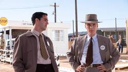 Oppenheimer (Cillian Murphy, r.), der Vater der Atombombe, mit Edward Teller (Benny Safdie), dem späteren Vater der Wasserstoffbombe, auf dem Gelände des geheimen Forschungsgeländes Los Alamos.