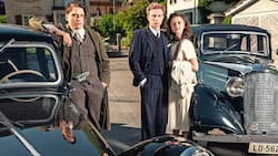 Die Schweiz nach dem Zweiten Weltkrieg: Dimitri Stapfer als Egon Leutenegger, Max Hubacher als Johann Leutenegger und Annina Walt als Klara Leutenegger-Tobler in der Serie «Frieden».