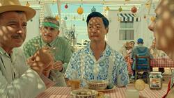 Wo ist das Alien hin? Der Motelbesitzer (Steve Carell, 2.v.l.) unterhält sich mit seinen Gästen.