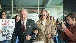 Die selbstbewusste Martha Mitchell (Julia Roberts) ist die Frau des Nixon-treuen Justizministers John Mitchell (Sean Penn).