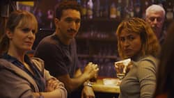 Ein Drink nach der Schicht: Charlie, Karim und Maddie (v.l.).
