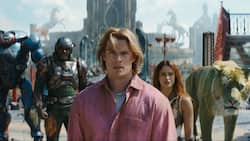 He-Man (Nicholas Galitzine, M.), Teena (Camila Mendes) und Co. treten gegen den bösen Skeletor an.