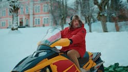 Fabian (Bastian Pastewka) sucht nach Fluchtmöglichkeiten, falls sein Coup Erfolg hat.