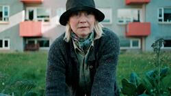 Ditte (Trine Dyrholm) liebt ihr Gartenbeet vor dem Mehrfamilienhaus über alles. 
