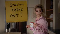 Wenn das Post-it plötzlich zum Riesenposter wird, kann die Frisur schon mal durcheinandergeraten: Elizabeth Banks.