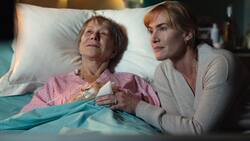 Mutter und Tochter (Helen Mirren, Kate Winslet) nutzen die ver­bleibende Zeit.