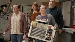 «TBBT»-Spinoff: Stuart (Kevin Sussman, 2. v. r.) versucht das Universum zu retten.