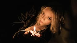 Lucky (Anya Taylor-Joy) hält ihre Verfolger mit Feuer in Schach. 