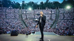 Gute Laune, volles Haus: Sebastian Fitzek auf der Berliner Waldbühne.