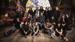 Am Set von «Wednesday» (v.l.): Georgie Farmer, Victor Dorobantu, Luyanda Unati Lewis-Nayo, Joy Sunday, Owen Painter, Emma Myers, Billie Piper, Jenna Ortega, Evie Templeton, Luis Guzman, Isaac Ordonez, Catherine Zeta-Jones, Alfred Gough, Noah Taylor, Miles Millar, Tim Burton, Steve Buscemi, Moosa Mostafa und Hunter Doohan.