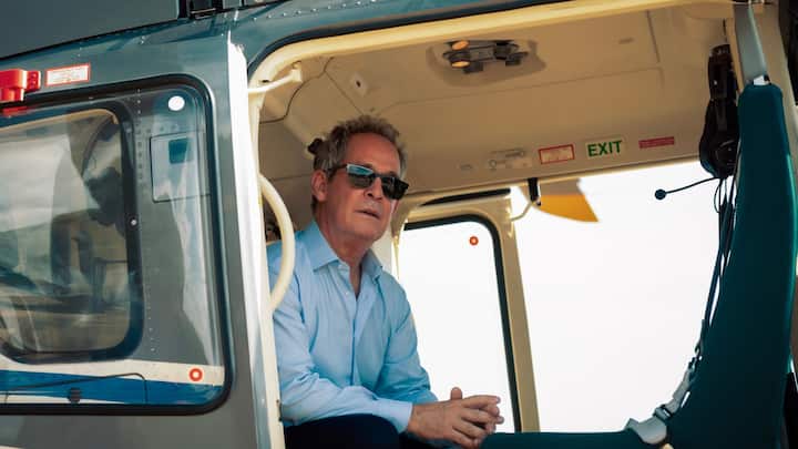 Cameron Beck (Tom Hollander) hält die Fäden der Tech-Welt in der Hand – und gibt ihrer Ambivalenz ein Gesicht.