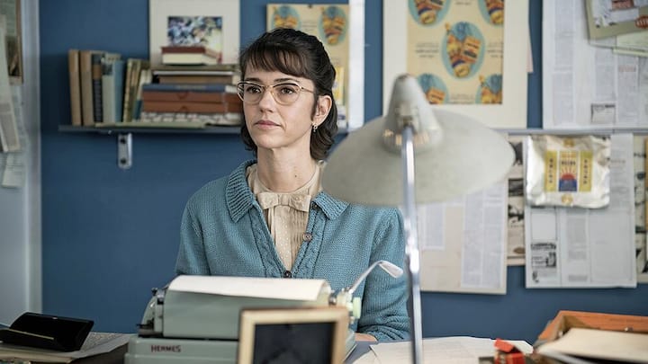 Werbetexterin Emmi Creola (Sarah Spale) schreibt für die von ihr kreierten Bossi-Hefte.