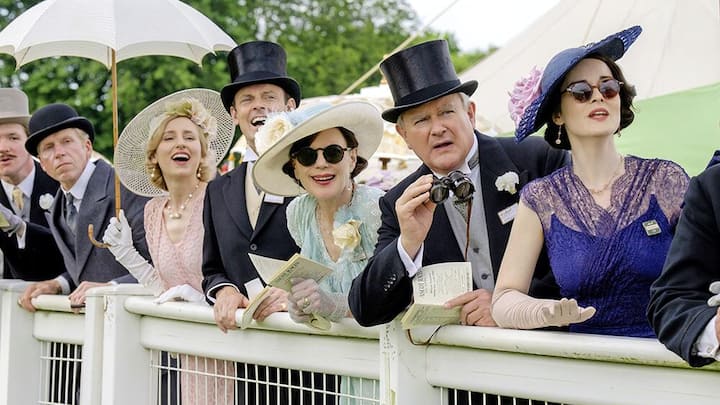 Spass muss sein – Die Familie Crawley (ganz rechts: Michelle Dockery) beim Pferderennen.