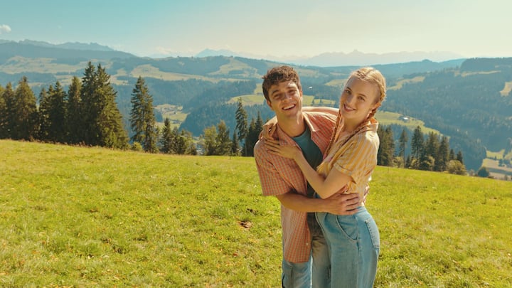 Kino – «Ewigi Liebi»: Schwören sich ewige Liebe: Daneli (Luca Hänni) und sein Schätzli Heidi (Elena Flury).