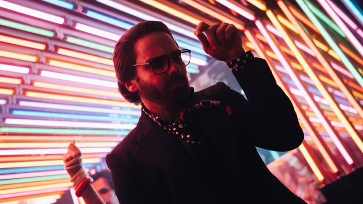 Ein seltenes Bild: Karl Lagerfeld (Daniel Brühl) auf der Tanzfläche.