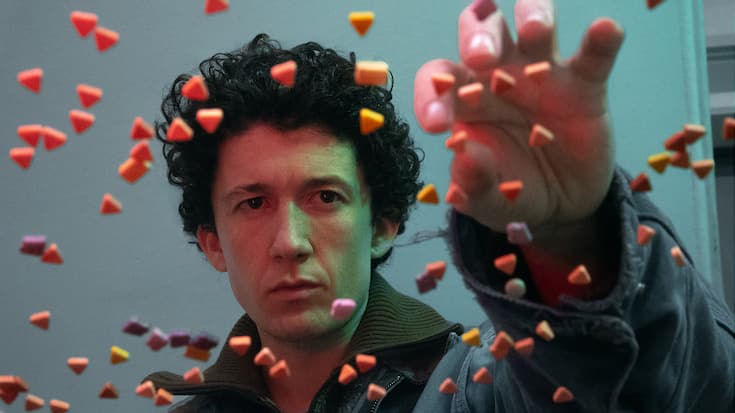 Moritz (Maximilian Mundt) kann gar nicht zählen, wie viele Ecstasy-Pillen er während «How To Sell Drugs Online (Fast)» schon vertickt hat.