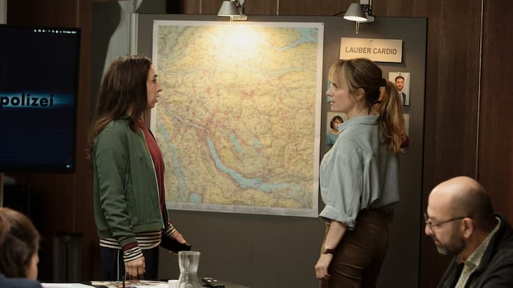 Zeitbombe bei Ott (Carol Schuler, l.) und Grandjean (Anna Pieri Zuercher): Jeden Moment könnte irgendwo das nächste Opfer tot umfallen.