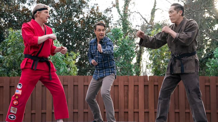 Daniel LaRusso (Ralph Macchio) und Chozen (Yuji Okumoto) bringen sich zum allerletzten Mal in Kampfpose.