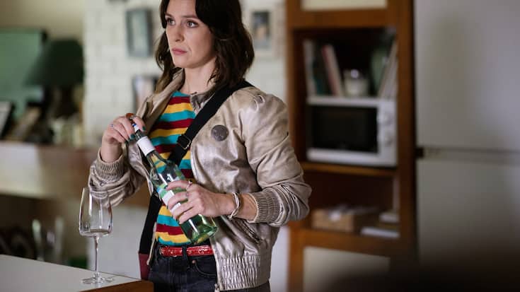 Die trockene Alkoholikerin Shiv (Roisin Gallagher) wird in «The Dry – Sekt oder Selters» wiederholt von ihrer Familie gedisst.