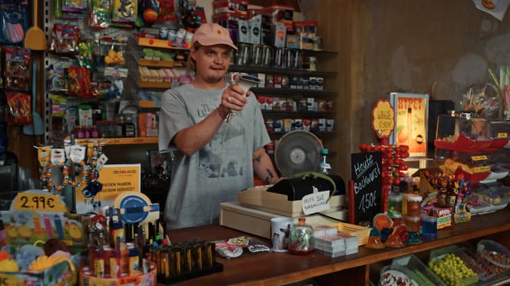 Das kommt nicht gut! Fred (Wilson Gonzalez) ist vorübergehend Chef im «Späti». 