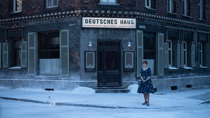 Dolmetscherin Eva Bruhns (Katharina Stark) arbeitet im Gasthaus ihrer Eltern.