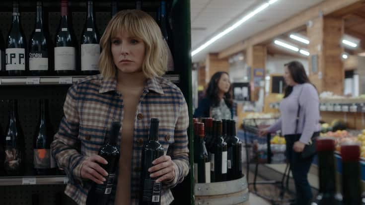 The Woman in the House Across the Street from the Girl in the Window. Kristen Bell as Anna in episode 102 of The Woman in the House Across the Street from the Girl in the Window. Cr. Courtesy Of Netflix Â© 2021