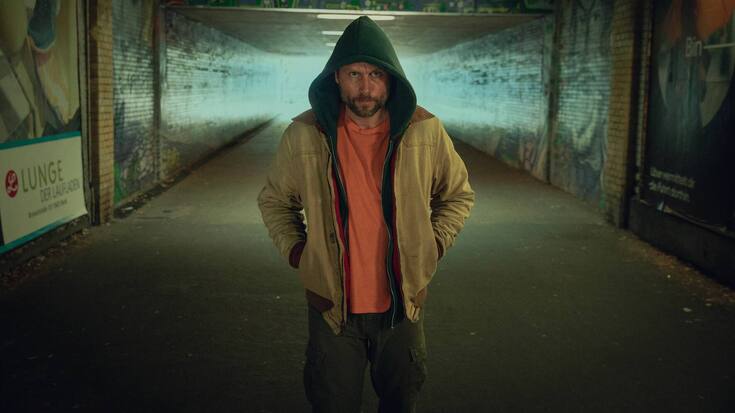 Mike Atlas (Max Riemelt) ist ein sehr gepflegter Randständiger: «Schlafende Hunde» auf Netflix