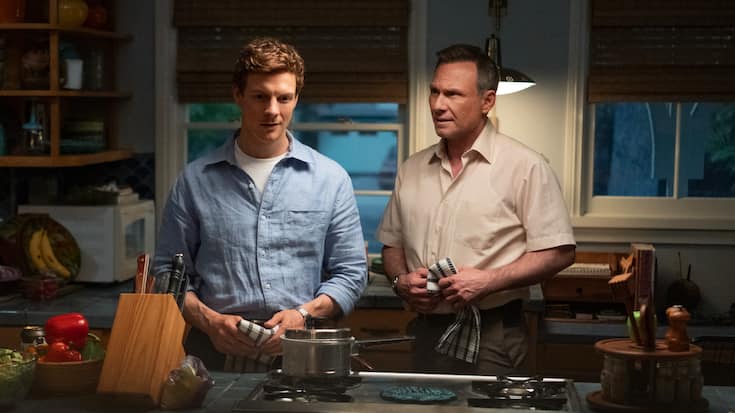 Harry (Christian Slater, r.) hilft Sohn Dexter (Patrick Gibson), seine Triebe zu kontrollieren.