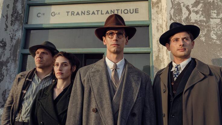 Varian Fry (2.v.r.): «Noch sind die Deutschen nicht da – aber bald.» Hanno Koffler as Hans Fittko, Deleila Piasko as Lisa Fittko, Cory Michael Smith as Varian Fry and Amit Rahav as Thomas Lovegrove in Transatlantic, Courtesy of Netflix