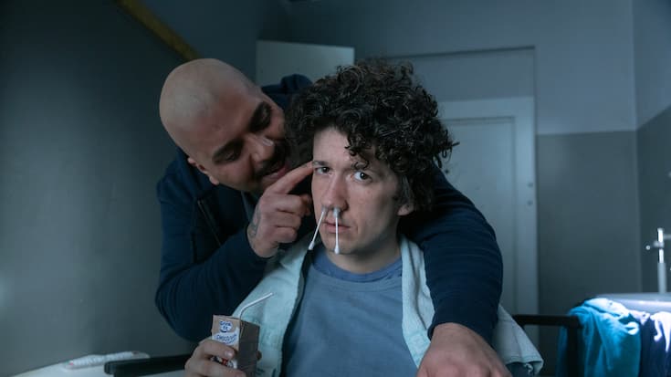 Fürchterlich gute Laune: Moritz (Maximilian Mundt, r.) mit seinem Knastkumpel Ersan (Leonidas Emre Pakkan).  