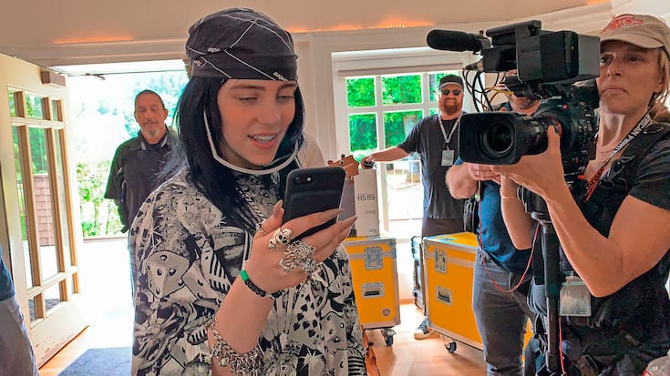 Es ist schwierig, Menschen zu finden, die noch nie von Billie Eilish gehört haben. Trifft man dennoch jemanden und versucht dann, den Teenager mit den neongrünen Haaren zu beschreiben, landet man bei Superlativen: 141 Nominierungen, 5 Grammys, 137 Mio. Follower, 55 Mrd. Streams – das alles hatte sie mit 17 Jahren erreicht.   Doch Billie Pirate Baird O’Connell, wie die heute 19-Jährige heisst, bleibt erstaunlich normal. Sie wohnt bei ihren Eltern Patrick und Maggie – beide Schauspieler – im Norden von Los An
